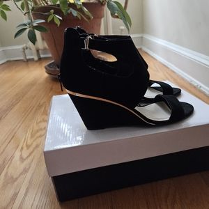 Black strap wedge with gold trimming